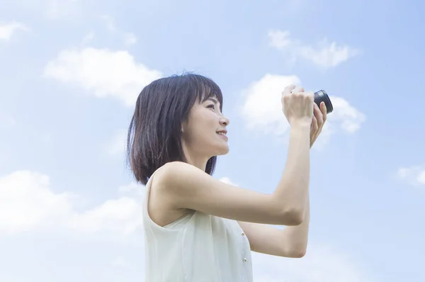 Ung Asiatisk Kvinna Klänning Med Kamera Sommarpark — Stockfoto