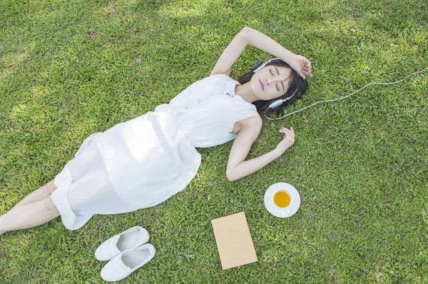 Jovem Mulher Asiática Fones Ouvido Verão Parque — Fotografia de Stock