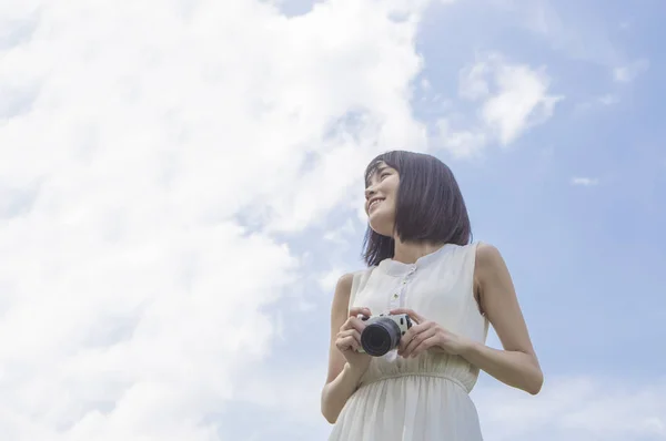 Jovem Asiático Mulher Vestido Com Câmera Verão Parque — Fotografia de Stock