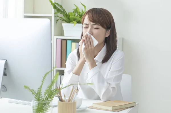 Aziatische Business Vrouw Gevoel Ziek — Stockfoto