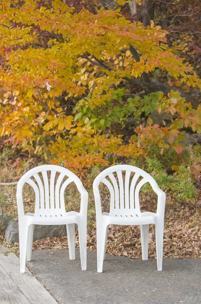 Autumn Park White Chairs Outdoor Relaxation — Stockfoto