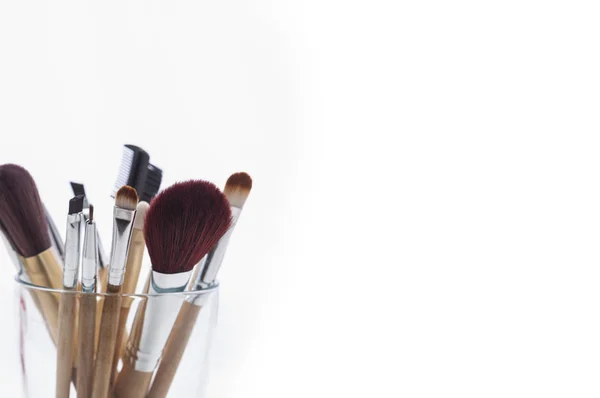 Várias Escovas Maquiagem Isoladas Sobre Fundo — Fotografia de Stock