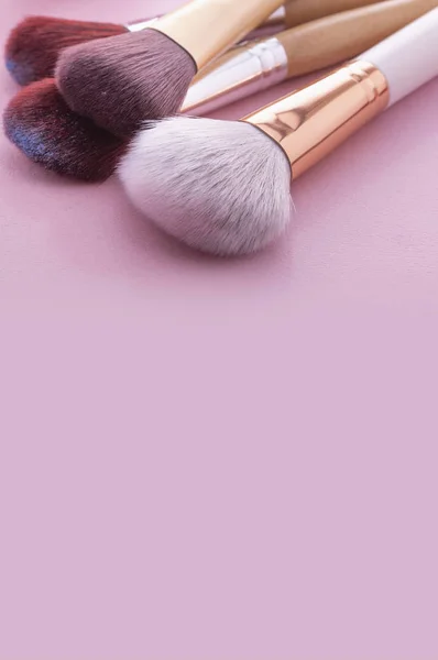 Várias Escovas Maquiagem Isoladas Sobre Fundo — Fotografia de Stock