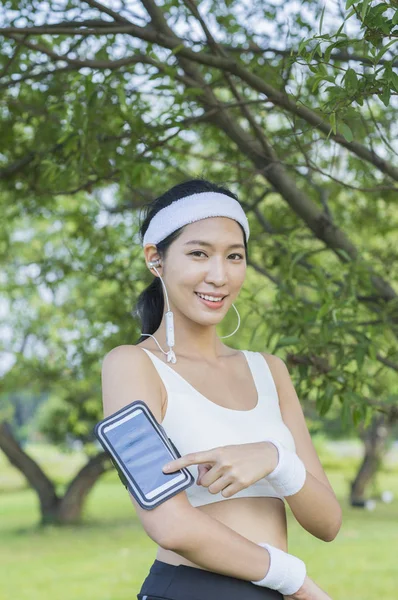 Vacker Ung Asiatisk Kvinna Gör Sport Hörlurar Parken — Stockfoto