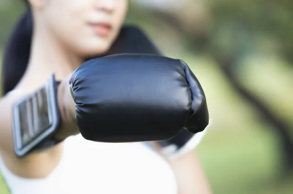 Piękny Młody Asian Kobieta Boxing Park — Zdjęcie stockowe