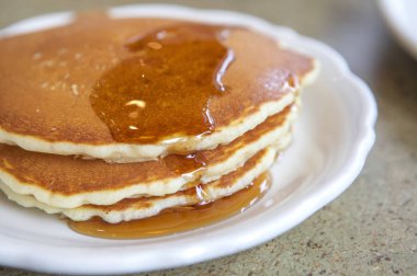 Beyaz tabakta krep..