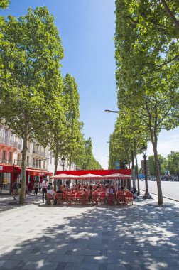 Paris'te güzel kafe ile sokak görünümü