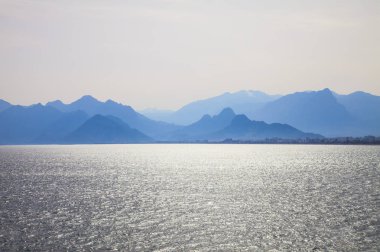 Dağlardaki güzel göl.