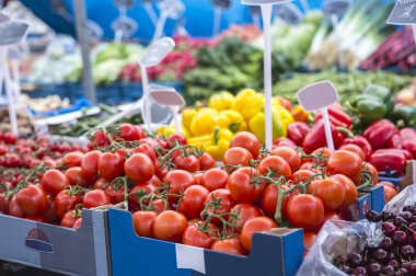 Arka plan için çiftçi pazarında kırmızı domateslerin yakın plan çekimi.