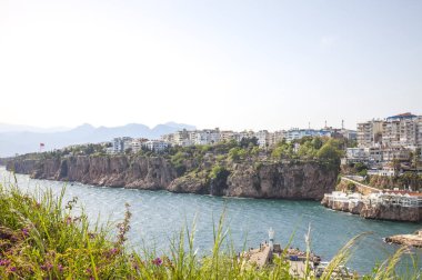 Güneşli bir günde şehir ve nehir manzarası