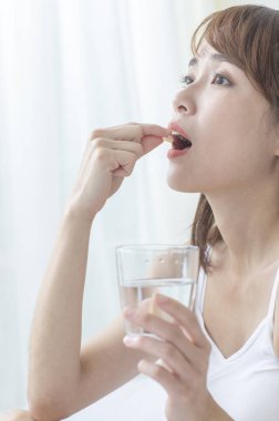 asian Woman su ile hap alarak