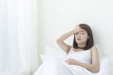 İyi olmayan durum ve hastalık kavramı. Asyalı kadın kendini kötü hissediyor 