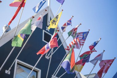 Binanın üzerinde farklı ülkelerin bayrakları