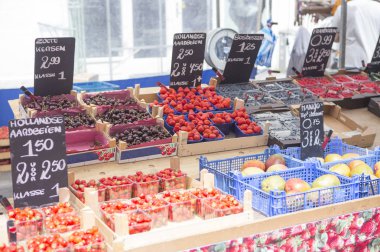 Arka plan için çiftçi pazarında çeşitli meyvelerin yakın plan çekimi.