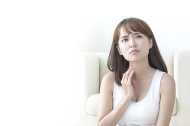 İyi olmayan durum ve hastalık kavramı. Asyalı kadın kendini kötü hissediyor 