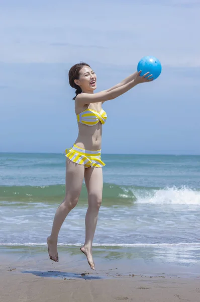 Hermosa Mujer Asiática Con Pelota Playa — Foto de Stock