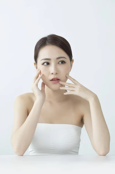 Bela Mulher Asiática Tocando Seu Rosto — Fotografia de Stock