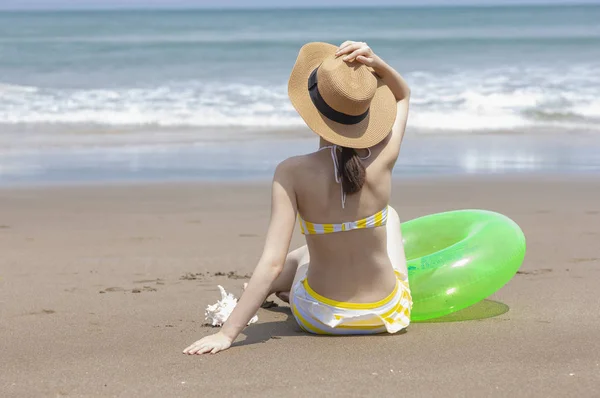 Mulher Asiática Bonita Com Lifebuoy Praia — Fotografia de Stock