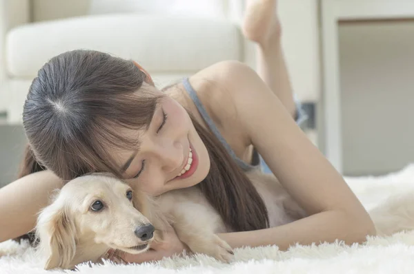 Jovem Mulher Asiática Com Cão Casa — Fotografia de Stock