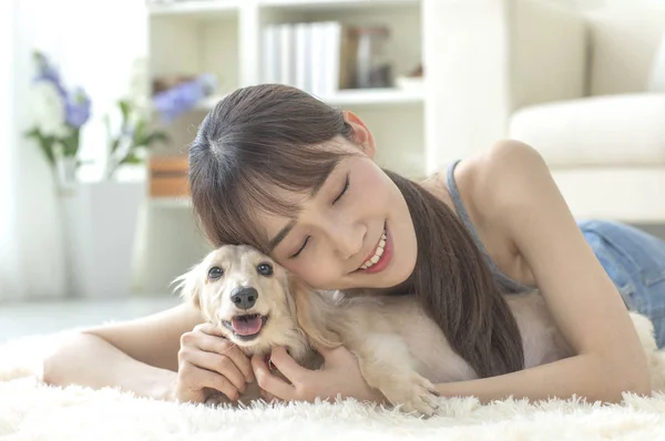 Jovem Mulher Asiática Com Cão Casa — Fotografia de Stock