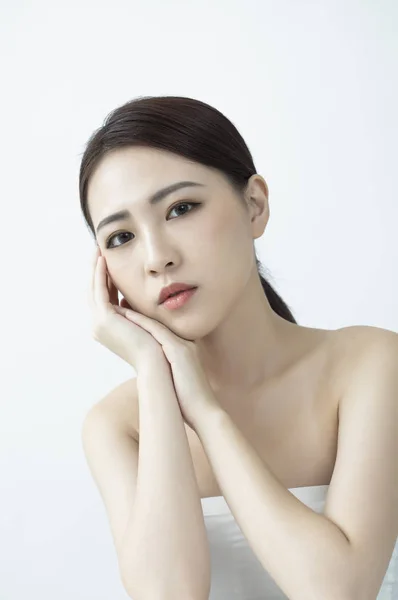 Mooie Aziatische Vrouw Die Haar Gezicht Aanraakt — Stockfoto
