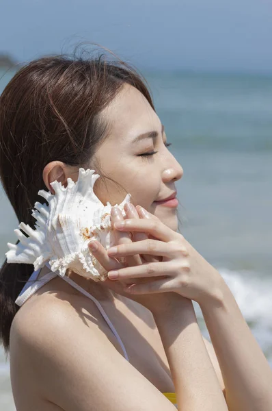 Mulher Asiática Bonita Com Concha Praia — Fotografia de Stock