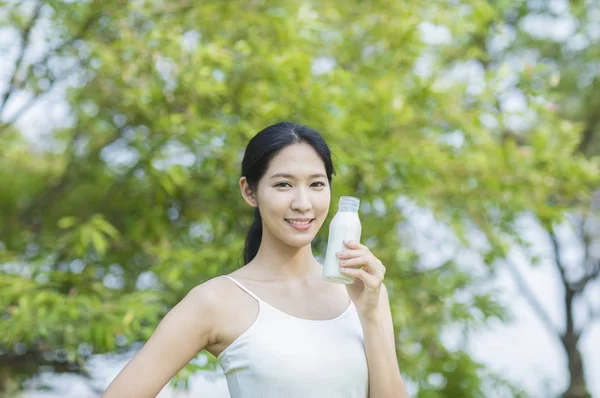 Jeune Femme Asiatique Avec Lait Parc Été — Photo