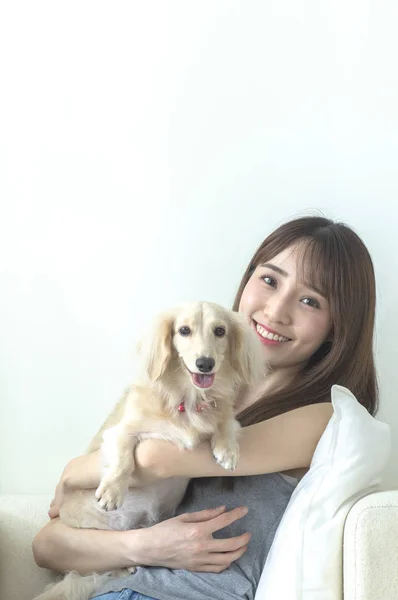 Junge Asiatische Frau Mit Hund Hause — Stockfoto