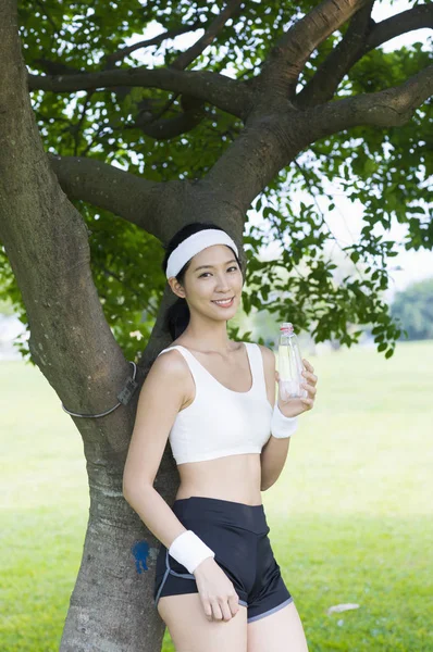 Joven Asiática Mujer Con Agua Verano Parque —  Fotos de Stock