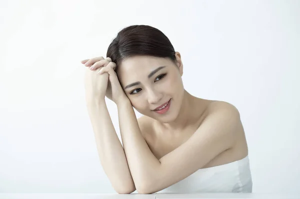 Belle Asiatique Femme Toucher Son Visage — Photo