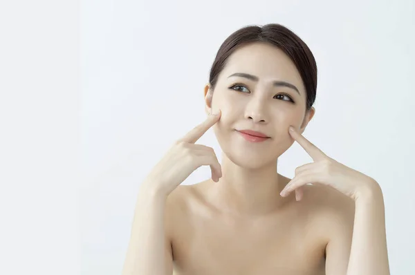 Красива Азіатська Жінка Торкаючись Обличчя — стокове фото