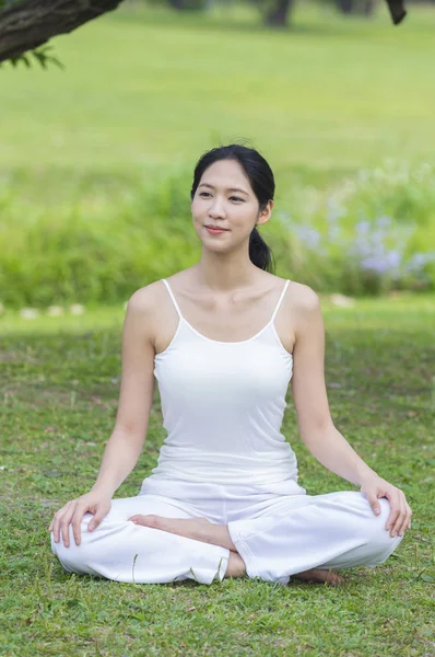Jeune Femme Asiatique Faire Yoga Été — Photo