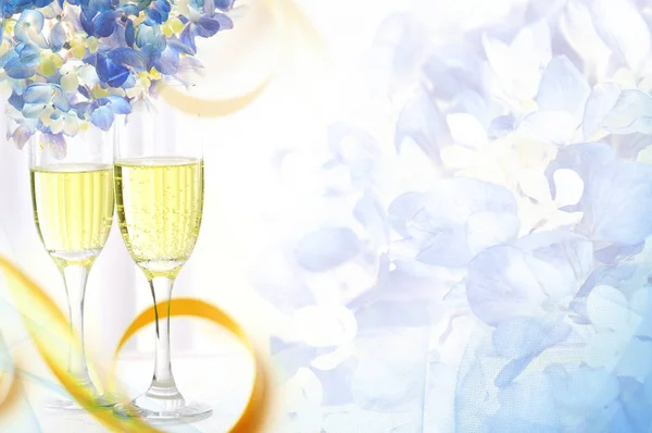 Glasses Champagne Flowers Bright Background — Zdjęcie stockowe