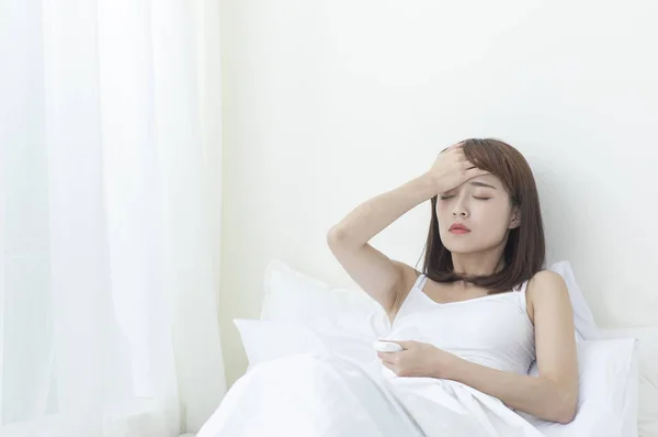 İyi olmayan durum ve hastalık kavramı. Asyalı kadın kendini kötü hissediyor 