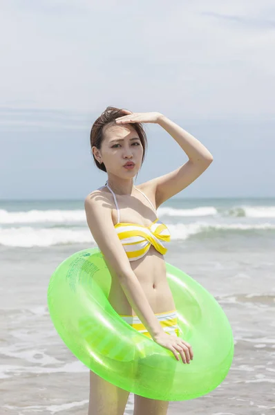 아름다운 아시아 여자와 바닷가 — 스톡 사진