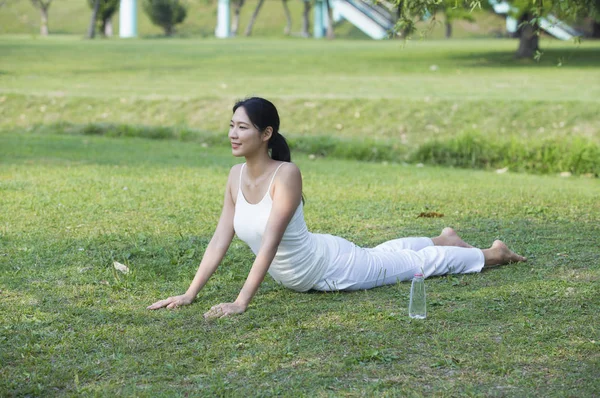 年轻的亚洲妇女做瑜伽在夏天 — 图库照片