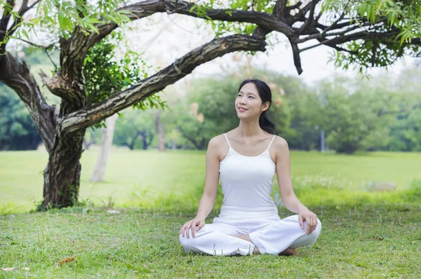 Jovem Mulher Asiática Fazendo Ioga Meditação Verão — Fotografia de Stock