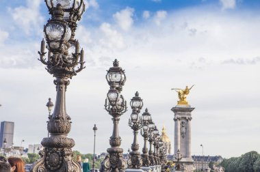 Paris'te köprü ile sokak görünümü