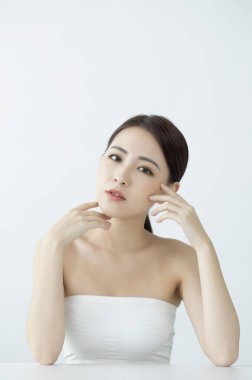 yüzüne dokunan güzel Asyalı kadın