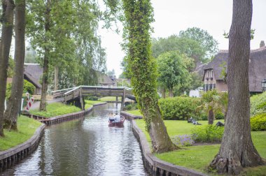 güzel nehir kanalı ve yaz aylarında park 