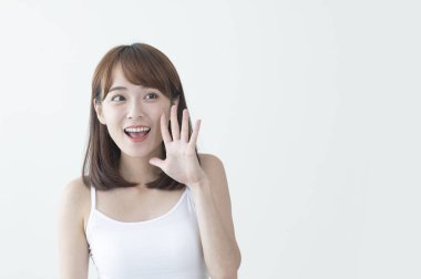 Güzel genç Asyalı kadın poz veriyor.