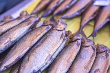 Çiftçi pazarında arka plan için çiğ balığın yakın plan çekimi