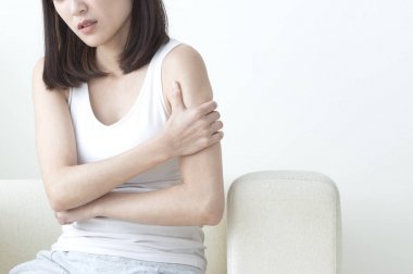 İyi olmayan durum ve hastalık kavramı. Asyalı kadın kendini kötü hissediyor 