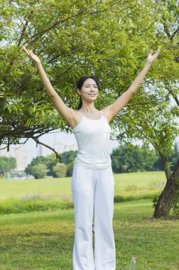 Genç Asyalı kadın yaz yoga yapıyor