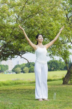 Genç Asyalı kadın yaz yoga yapıyor