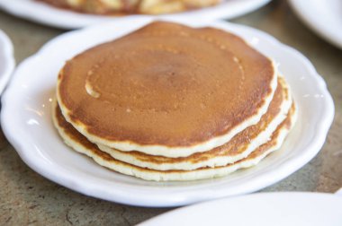 Beyaz tabakta krep..