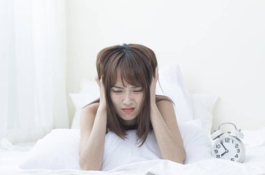 İyi olmayan durum ve hastalık kavramı. Asyalı kadın kendini kötü hissediyor 