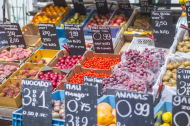 Arka plan için çiftçi pazarında çeşitli meyve ve sebzelerin yakın plan çekimi