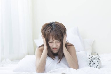 İyi olmayan durum ve hastalık kavramı. Asyalı kadın kendini kötü hissediyor 