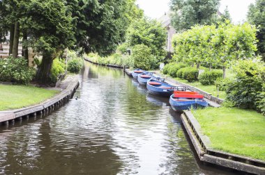 güzel nehir kanalı ve yaz aylarında park 